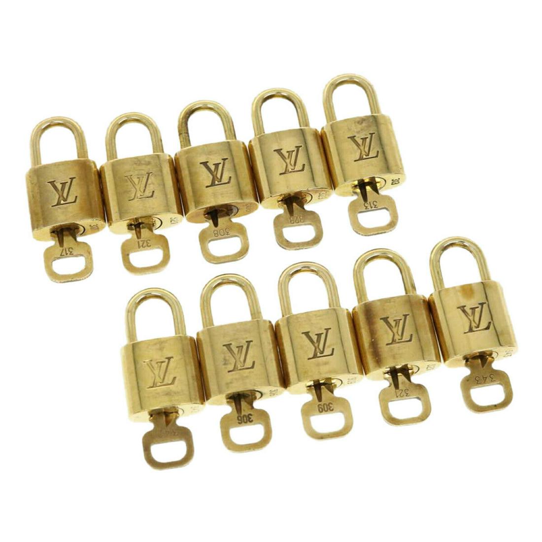LOUIS VUITTON Padlock 10set Gold Tone LV: LOUIS VUITTON Padlock 10set Gold Tone LV Brand: LOUIS VUITTON Style: Padlock Material: Metal Color: Gold Tone Country Of Manufacture: France Type: Padlock Exterior Material: Metal B: Reasonable Wear a