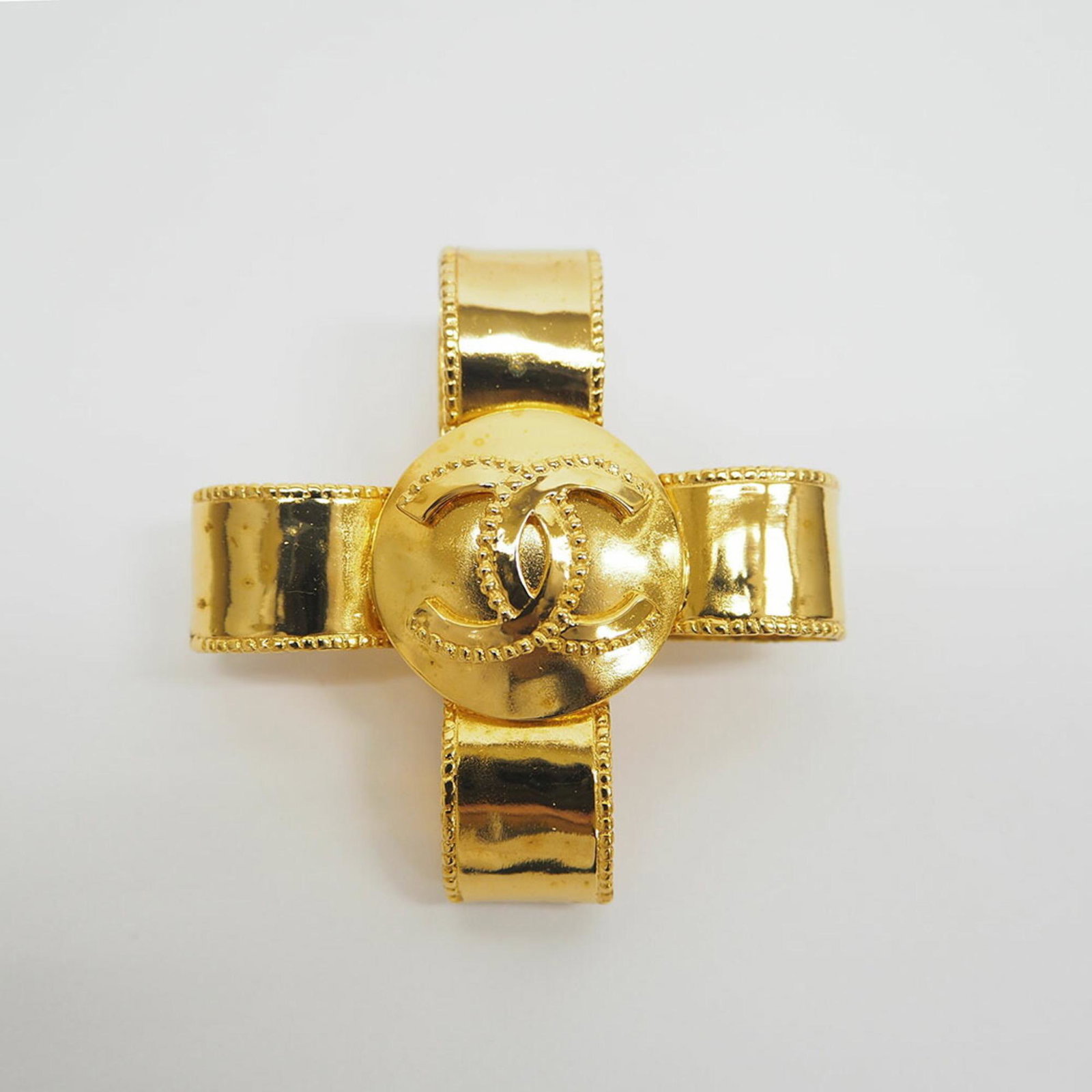 CHANEL 97A Coco Mark Cross Ribbon Brooch Gold Pin: CHANEL 97A Coco Mark Cross Ribbon Brooch Gold Pin Brand: Chanel Type: Pin brooch Material: Metal Color: Gold Size (HxWxD): 5.5cm x 5.5cm / 2.16 x 2.16 Condition: Used (like new) Overall Scratches: Ins