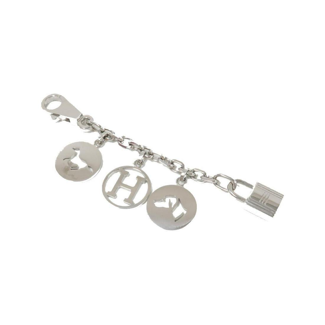 HERMES Amulet 4 Bullock 052300FP Key Ring: HERMES Amulet 4 Bullock 052300FP Key Ring Brand: HERMES Style: Key Case Color: SILVER Gender: Unisex Size: Full Length: 13.5cm Motif W x H 2.4cmx2.4cm Type: Key Case AB: Very Good The Mynt Guarantee: 