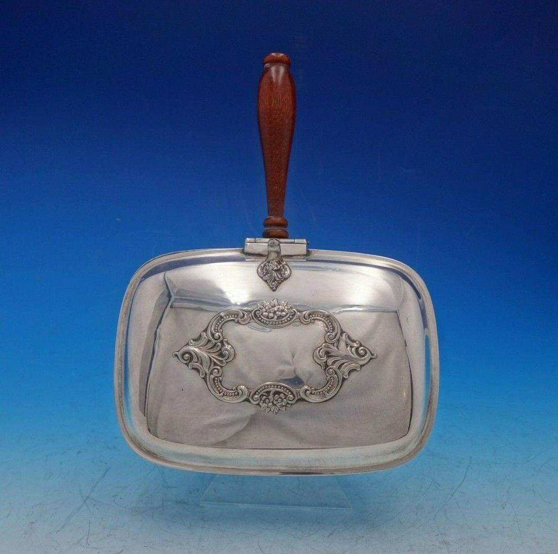 Grande Baroque by Wallace Silverplate Silent Butler w/ Wood Handle Rare: Grande Baroque by Wallace Silverplate Silent Butler w/ Wood Handle Rare Maker: Wallace Composition: Silverplate Age: Post-1940 Brand: Wallace Pattern: Grande Baroque Type: Silent Butler Grande baroque