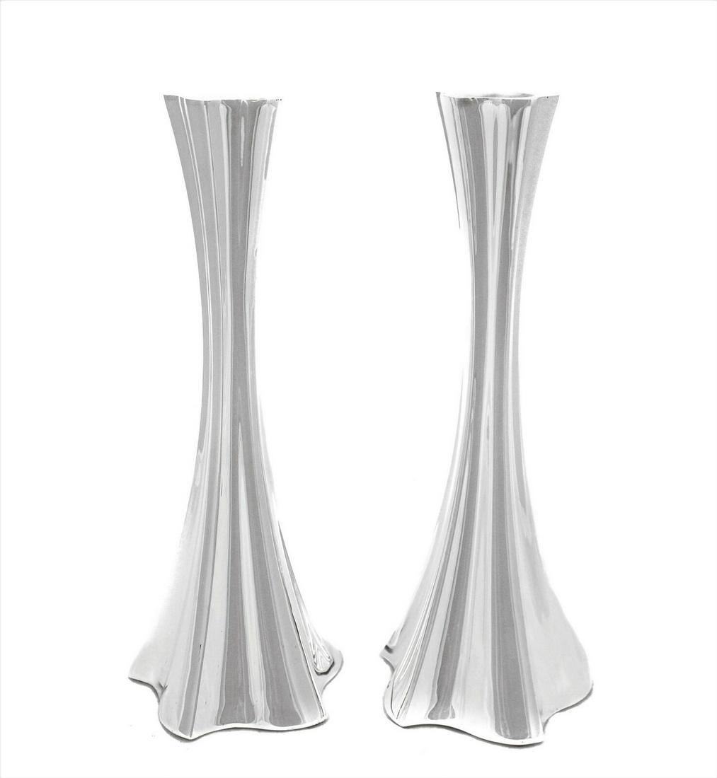 FINE 925 STERLING SILVER HANDMADE MODERN SHINY SLEEK VALENICA CANDLESTICKS: FINE 925 STERLING SILVER HANDMADE MODERN SHINY SLEEK VALENICA CANDLESTICKS Composition: Sterling Silver Maker: Israel Type: Candlesticks & Candelabras Fine 925 Sterling Silver Candlesticks. Featuring 