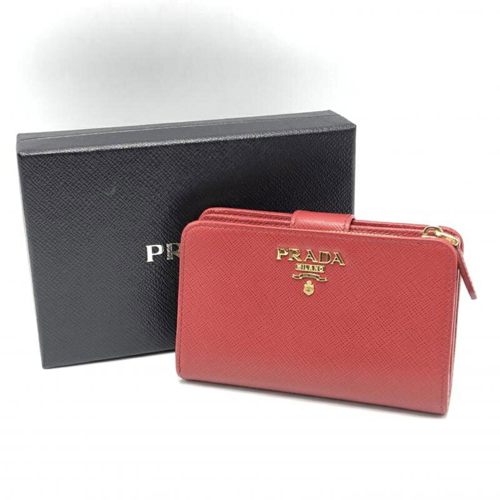 PRADA Prada Sapphiano bi-fold wallet red 1ML225: PRADA Prada Sapphiano bi-fold wallet red 1ML225 Brand: Prada Type: Wallet (bi-fold) Gender: Women Material: Saffiano Saffiano: Color: Red color Size (HxWxD): 9cm x 14cm x 2.5cm / 3.54 x 5.51 x 0.98 Co
