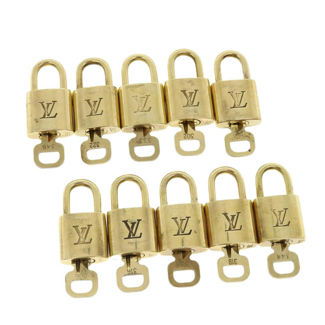 LOUIS VUITTON Padlock 10set Padlock Gold Tone LV: LOUIS VUITTON Padlock 10set Padlock Gold Tone LV Brand: LOUIS VUITTON Style: Padlock Material: Metal Color: Gold Tone Country Of Manufacture: France Type: Padlock Exterior Material: Metal B: Reasonabl