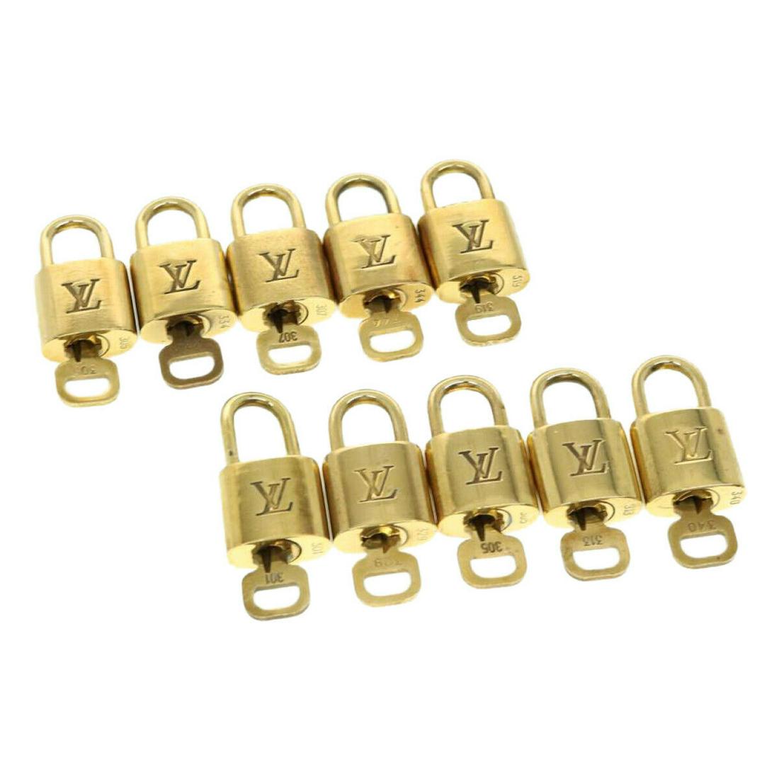 LOUIS VUITTON Padlock 10set Gold Tone LV: LOUIS VUITTON Padlock 10set Gold Tone LV Brand: LOUIS VUITTON Style: Padlock Material: Metal Color: Gold Tone Country Of Manufacture: France Type: Padlock Exterior Material: Metal B: Reasonable Wear a