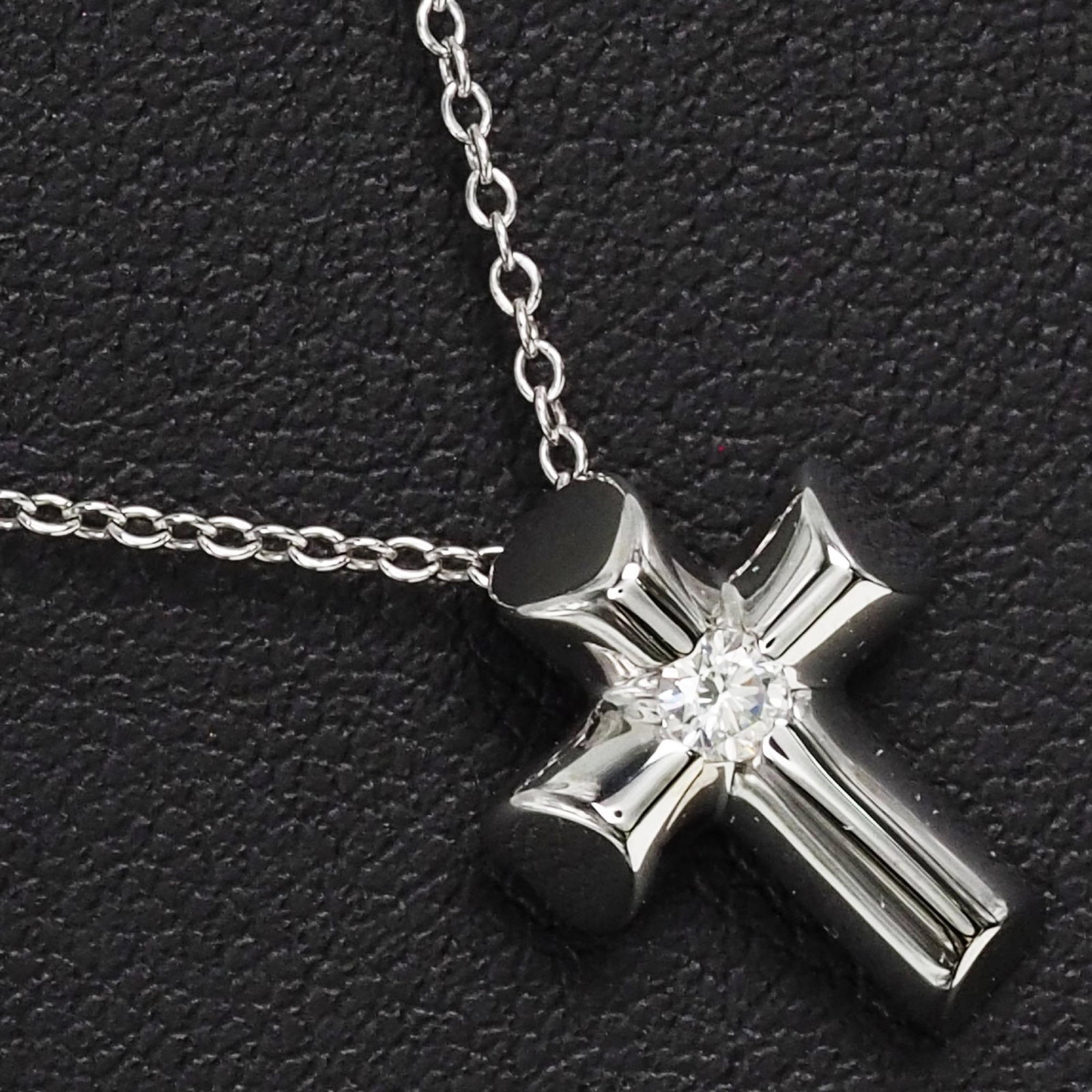 Tiffany Tenderness Cross Paloma Picasso K18 White Gold x Diamond Women's Necklace: Tiffany Tenderness Cross Paloma Picasso K18 White Gold x Diamond Women's Necklace Brand: Tiffany Necklace Type: Necklace Gender: Women Material: White gold (18K) Stone: Diamond Weight: 3.53g / 0.12oz.