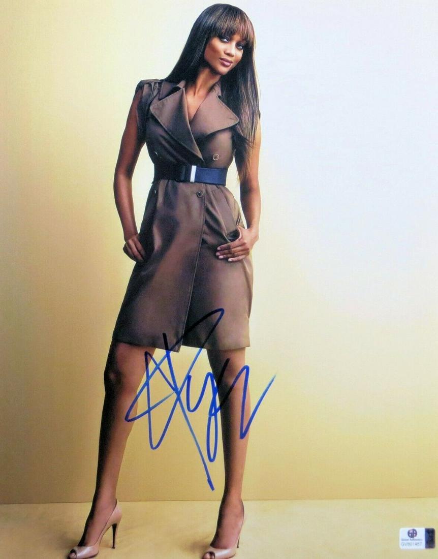 Tyra Banks Signed Autographed 11X14 Photo Supermodel Sexy Trench Coat: Tyra Banks Signed Autographed 11X14 Photo Supermodel Sexy Trench Coat Object Type: Photograph Industry: Television Original/Reproduction: Original Signed By: Tyra Banks Autograph Authentication: Globa
