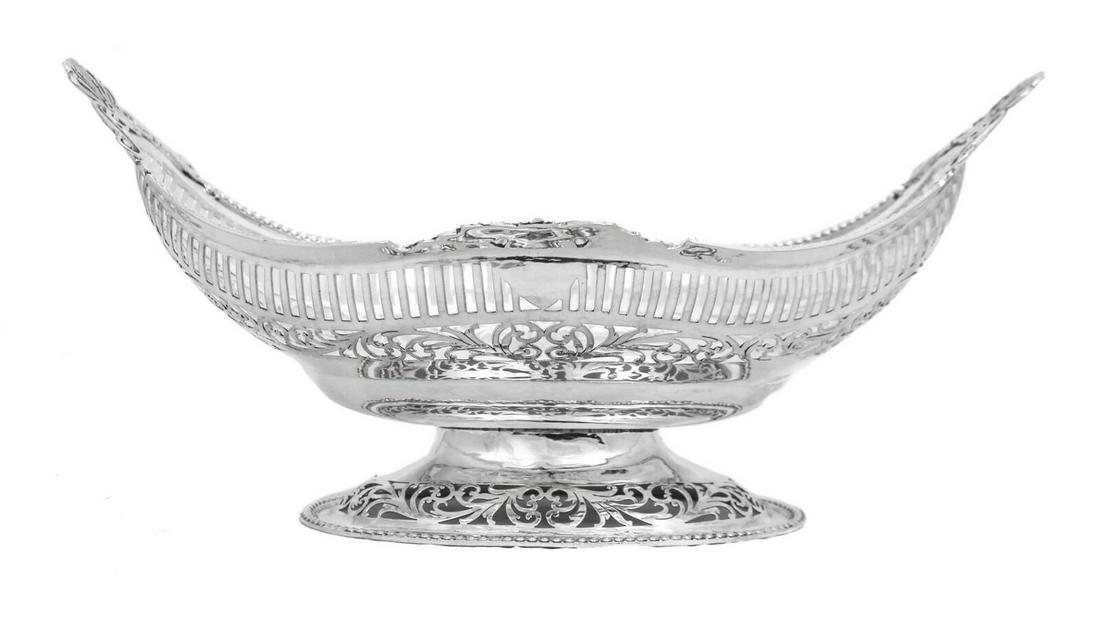 FINE 925 STERLING SILVER HANDMADE PIERCED SHELL ORNATE CUT OUT CENTERPIECE DISH: FINE 925 STERLING SILVER HANDMADE PIERCED SHELL ORNATE CUT OUT CENTERPIECE DISH Composition: Sterling Silver Maker: Made in Turkey Type: Bowlsru Fine 925 Sterling Silver Centerpiece Dish. Featuring ha