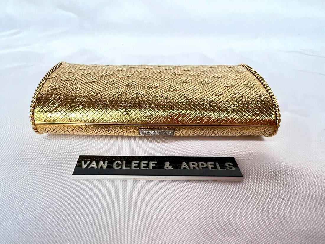 MAGNIFICENT VAN CLEEF & ARPELS 18K YELLOW GOLD DIAMOND CASE 'PURSE': MAGNIFICENT VAN CLEEF & ARPELS 18K YELLOW GOLD DIAMOND CASE 'PURSE' Country Of Origin: United States Type: golden case Brand: Van Cleef & Arpels Style: golden case Metal Purity: 18k Main Stone: Diamon