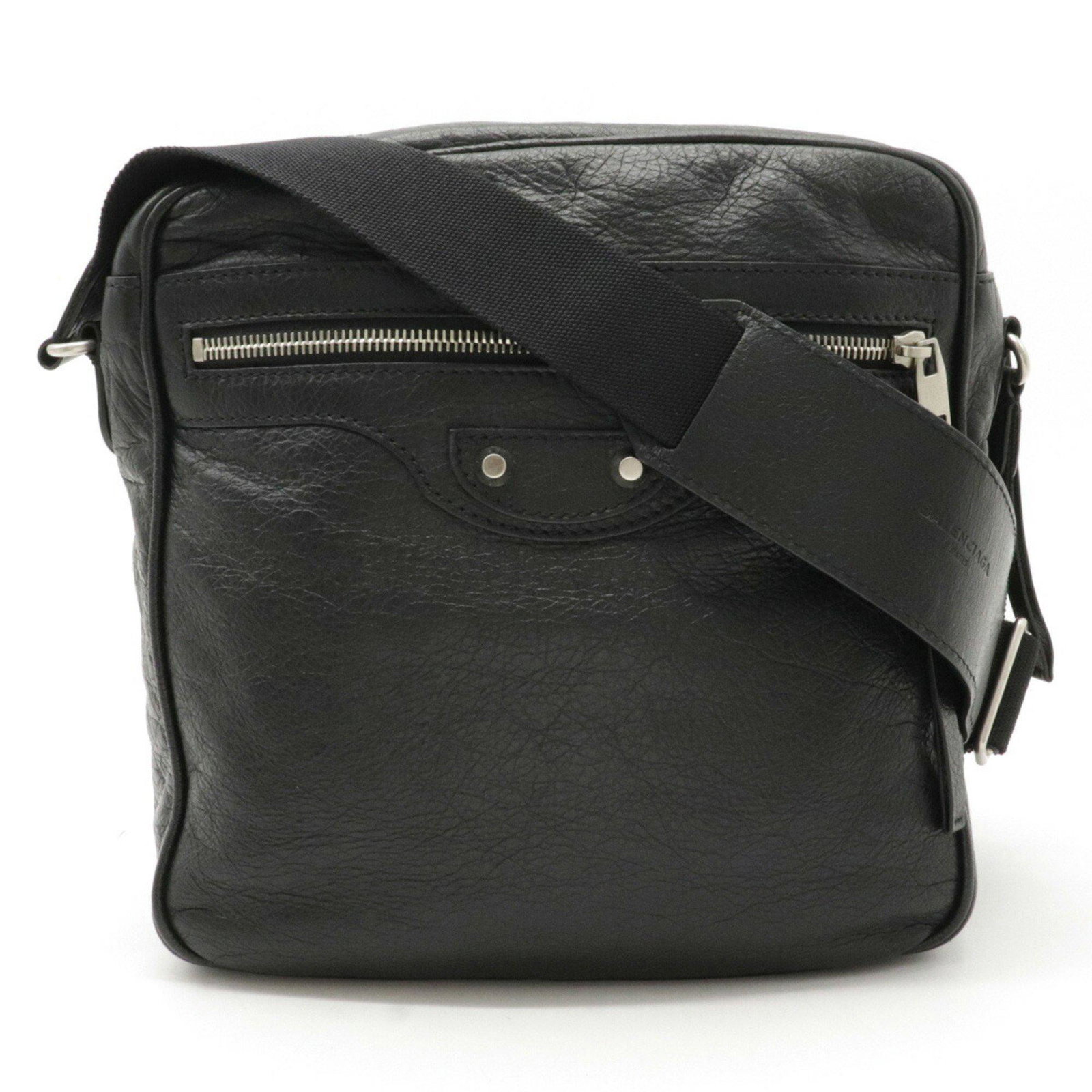 BALENCIAGA Balenciaga daily cross bag shoulder leather black 390925: BALENCIAGA Balenciaga daily cross bag shoulder leather black 390925 Brand: Balenciaga Type: Shoulder bag Material: Leather Leather: Color: Black Inner Pocket: Zipper pocket1 Zipper pocket: 1 Outer Poc