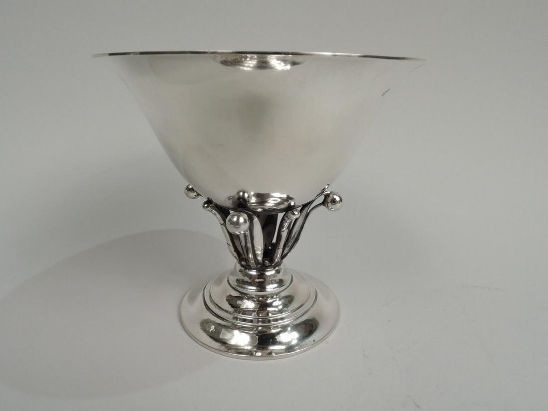Georg Jensen Bowl 17A Art Nouveau Modern Footed Danish Sterling Silver 1930s: Georg Jensen Bowl 17A Art Nouveau Modern Footed Danish Sterling Silver 1930s Style: Art Nouveau Age: 1900-1940 Material: Silver Pattern: 17A Region: Scandinavia Type: Bowl Brand: Georg Jensen Art Nouv