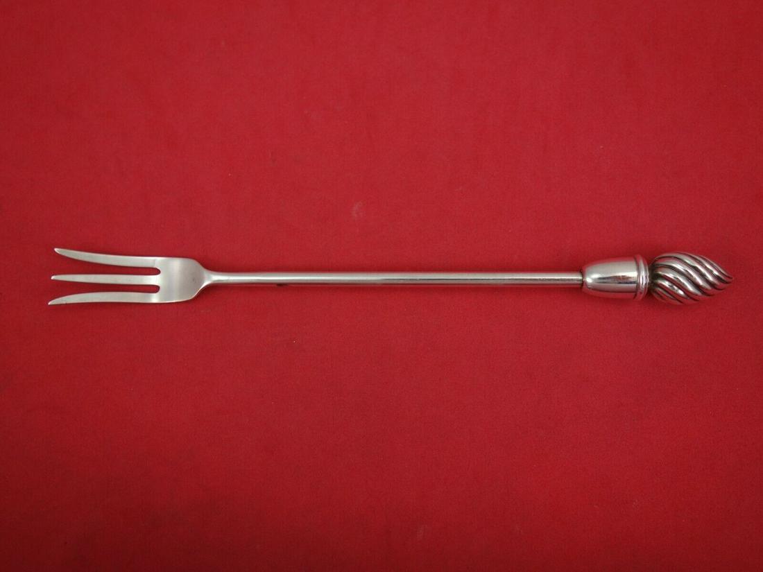 Unknown Pattern by Rogers Sterling Silver Pickle Fork 7 3/8": Unknown Pattern by Rogers Sterling Silver Pickle Fork 7 3/8" Unknown pattern by rogerssterling silver pickle fork, 7 3/8" in an unknown pattern by rogers. It is not monogrammed and is in excellent con