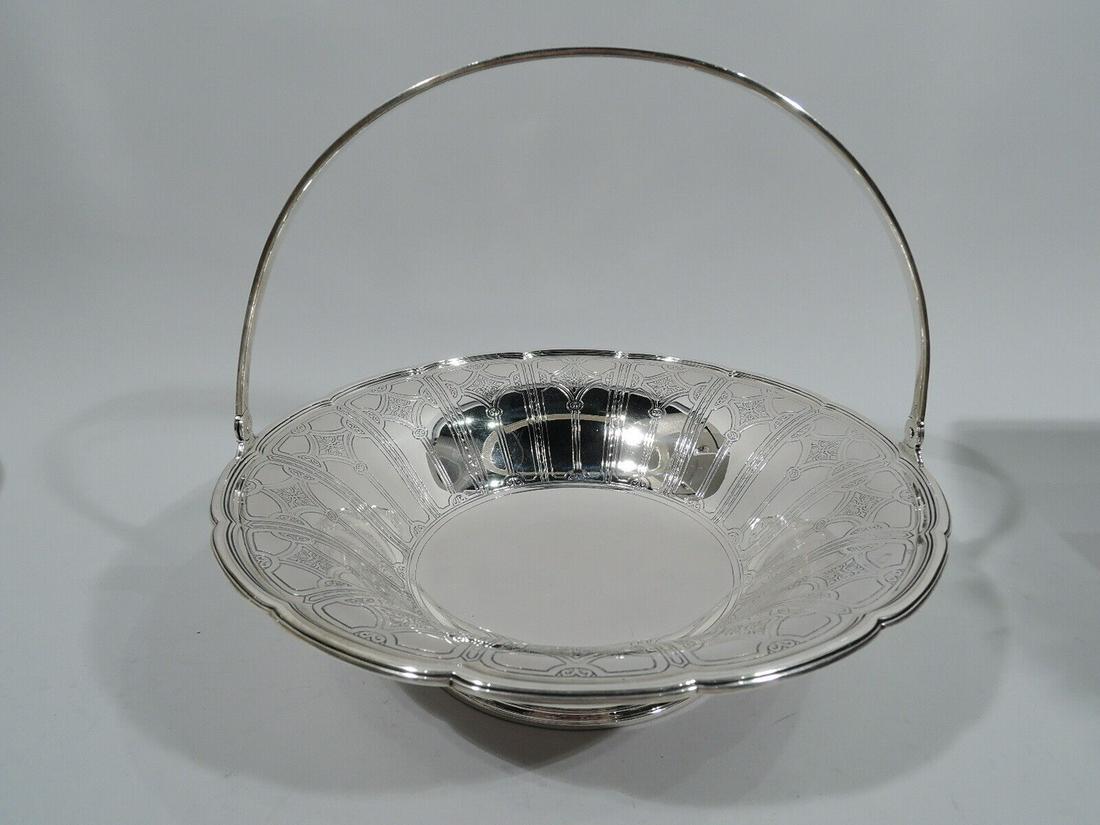 Tiffany Basket - 18794D - Antique Art Nouveau - American Sterling Silver: Tiffany Basket - 18794D - Antique Art Nouveau - American Sterling Silver Type: Basket Style: Art Nouveau Age: 1900-1940 Composition: Sterling Silver Brand: Tiffany & Co. Edwardian Art Nouveau sterling