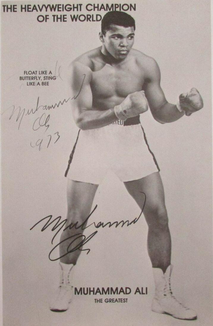 Muhammad Ali Autographed 11x17 Photo Poster Huge Vintage Autograph JSA: Muhammad Ali Autographed 11x17 Photo Poster Huge Vintage Autograph JSA Sport: Boxing Product: Photo Original/Reprint: Original Autograph Authentication: JSA League: Boxing Pre-Owned PLEASE NOTE: Frame