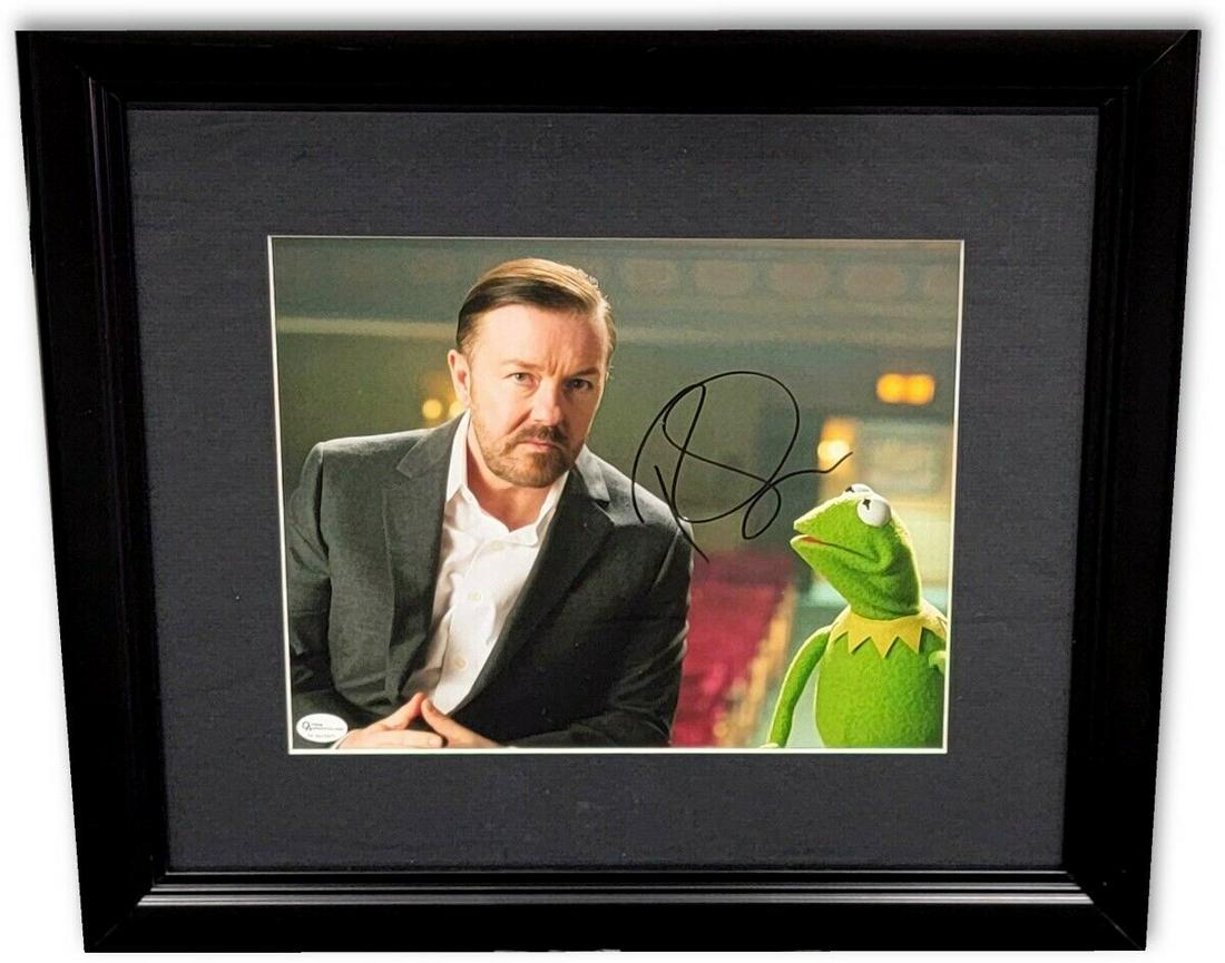 Ricky Gervais Signed Autographed 8X10 Photo Framed The Muppets: Ricky Gervais Signed Autographed 8X10 Photo Framed The Muppets Industry: Movies Original/Reproduction: Original Autograph Authentication: Online Authentics Player: Ricky Gervais Pre-Owned PLEASE NOTE: