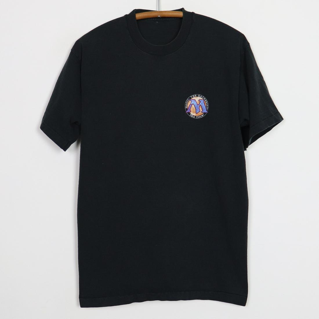 1996 Magic The Gathering Pro Tour Qualifier Shirt: 1996 Magic The Gathering Pro Tour Qualifier Shirt Original 1996 Magic The Gathering Pro Tour Qualifier Shirt. This is a true vintage shirt not a modern reproduction. Sizes vary so please use measureme