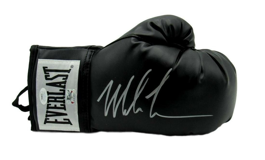 Mike Tyson Boxing Champ Signed/Auto Black Everlast Boxing Glove Right JSA 149809: Mike Tyson Boxing Champ Signed/Auto Black Everlast Boxing Glove Right JSA 149809 Sport: Boxing Product: Glove Original/Reprint: Original Autograph Authentication: JSA League: Boxing Pre-Owned PLEASE N