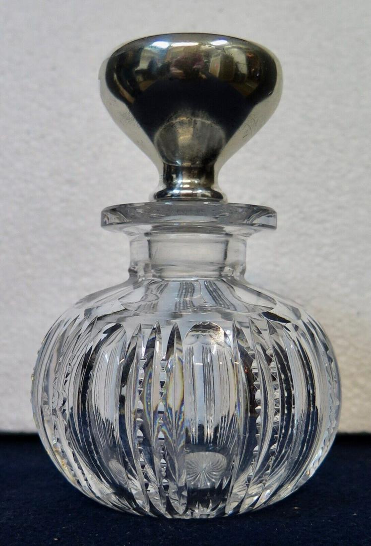 Vintage Art Deco Period Sterling & Crystal Cologne Bottle: Vintage Art Deco Period Sterling & Crystal Cologne Bottle Style: Art Deco Age: 1900-1940 Type: Bottles Decanters & Flasks Composition: Sterling Silver Crystal Pre-Owned PLEASE NOTE: Framed Large or he