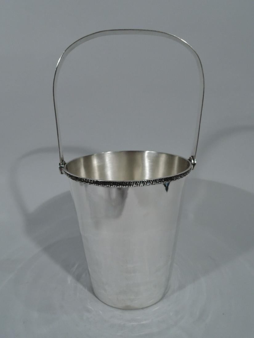 Modern Ice Bucket - Stylish Asian Barware Japanese 950 Sterling Silver: Modern Ice Bucket - Stylish Asian Barware Japanese 950 Sterling Silver Style: Modern Age: Post-1940 Type: Ice Bucket Composition: Sterling Silver Modern Japanese 950 silver ice bucket. Straight and ta