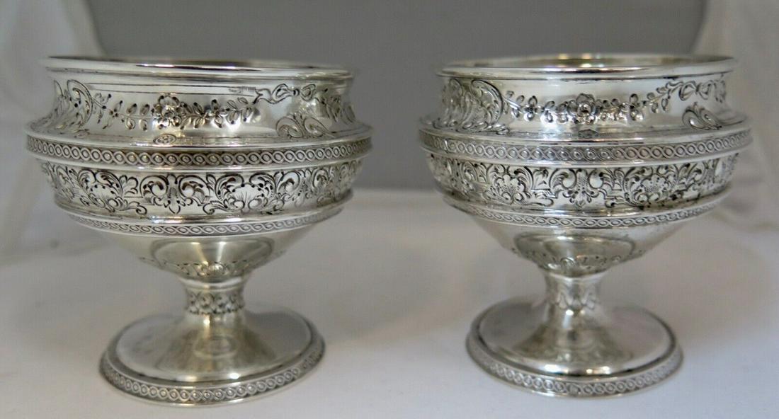 Vintage International Sterling Silver Table Salts: Vintage International Sterling Silver Table Salts Age: 1900-1940 Composition: Sterling Silver Type: Salt Cellars This vintage pair of sterling silver table salts are designed by the International Silv
