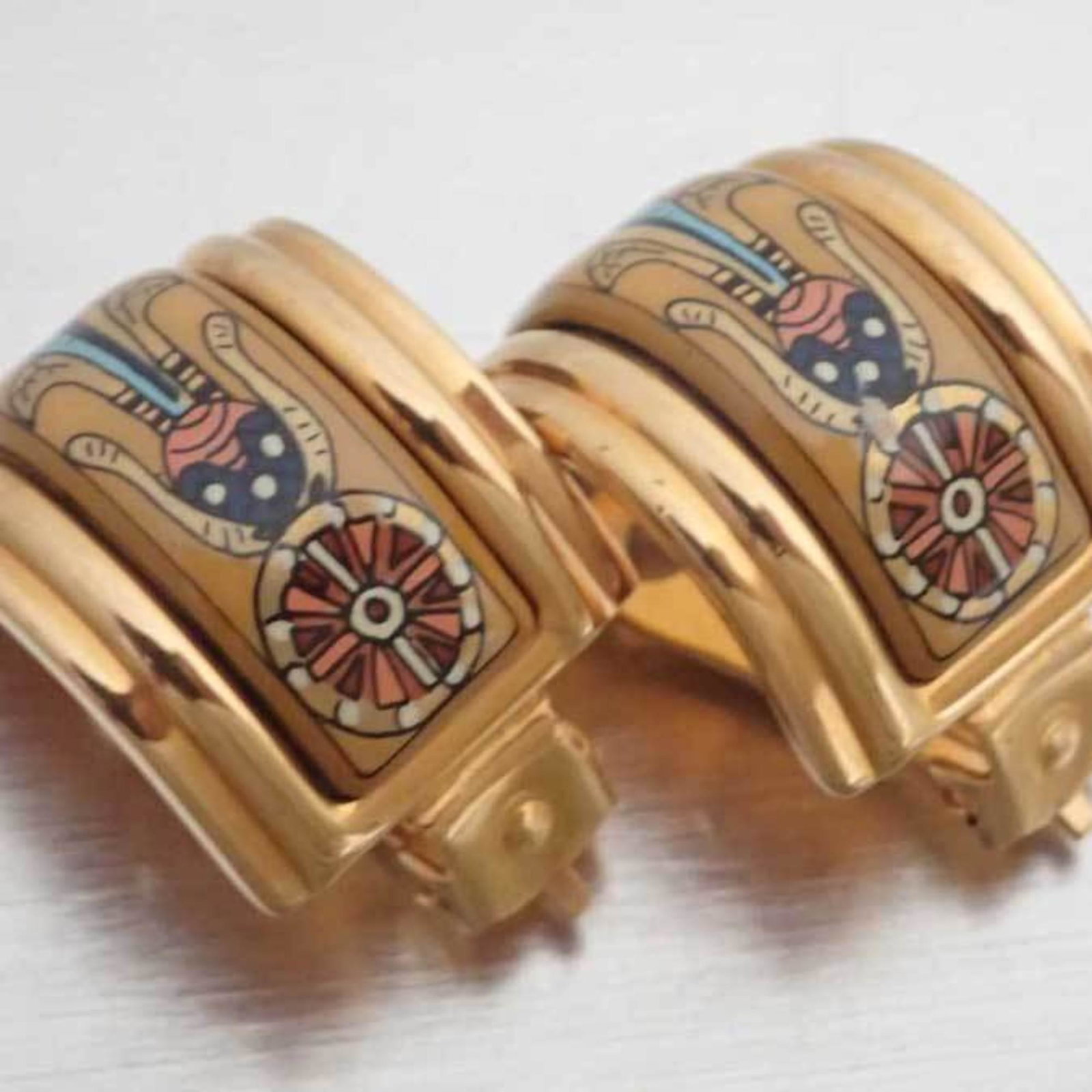 Hermes HERMES Earrings Cloisonne Gold x Multicolor Metal Material Enamel Accessories Women's: Hermes HERMES Earrings Cloisonne Gold x Multicolor Metal Material Enamel Accessories Women's Brand: Hermes Type: Clip earrings Gender: Women Material: Cloisonne/enamel Color: Gold Multi-color Size (Hx