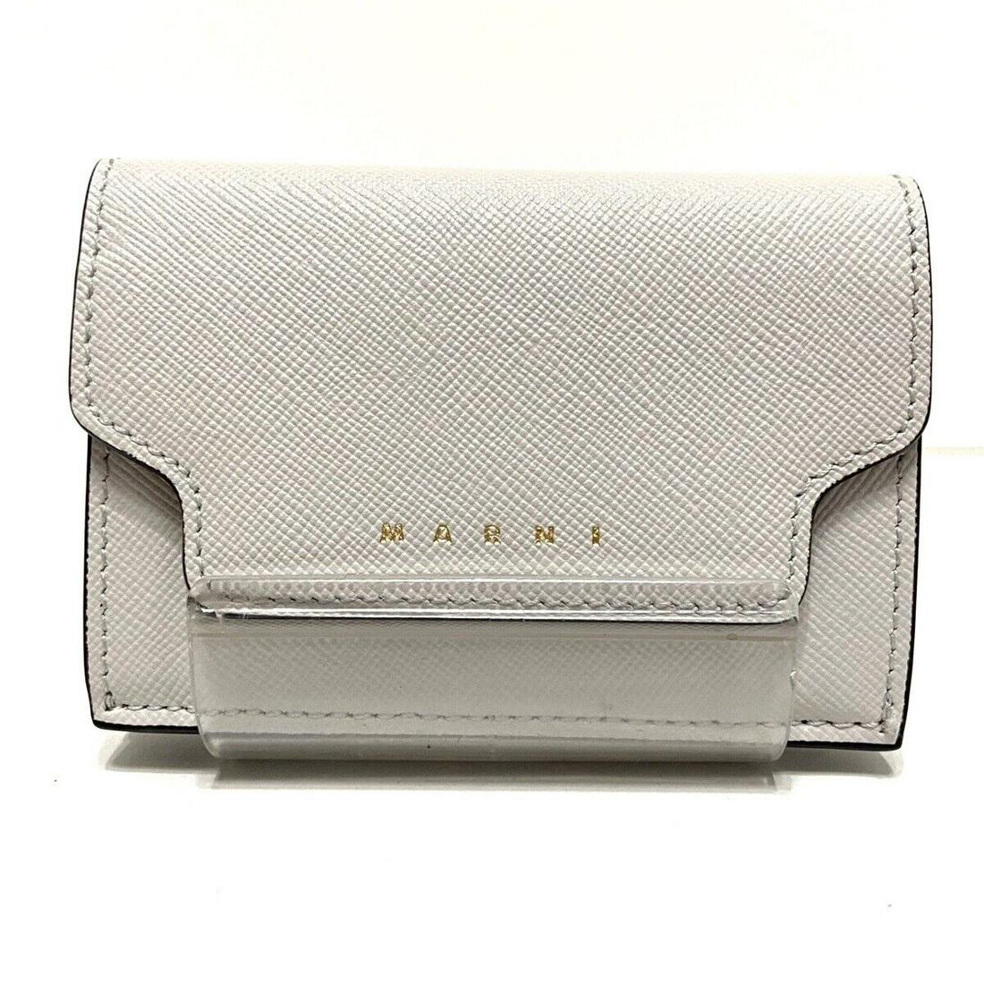 MARNI - White Leather Trifold Wallet: MARNI - White Leather Trifold Wallet Style: Trifold Wallet Color: White Material: Leather Accessories: Box Dust Bag Type: Trifold Wallet B: Reasonable Wear and Tear The Mynt Guarantee: All items in th