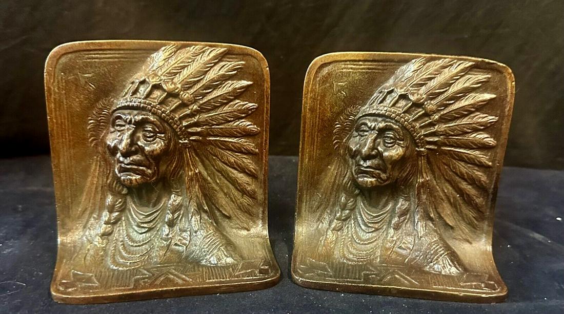Vintage American Indian Figural Bronze Bookends: Vintage American Indian Figural Bronze Bookends Type: Bookends Shape: Rectangle Color: Brown Style: American Material: Bronze Finish: Antique Subject: Native American This vintage rare pair of bronze