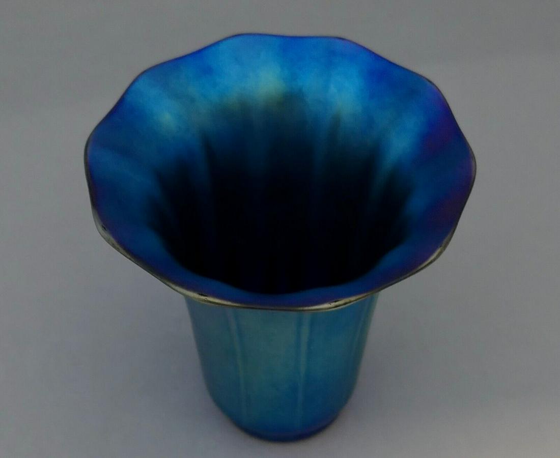 Steuben iridescent Blue "Tulip" Vase: Steuben iridescent Blue "Tulip" Vase Handmade: Yes Production Technique: Hand Blown Glass Style: Art Nouveau Item Height: 5 1/8" Item Width: 5 1/8" Material: Glass Type: Vase Antique: Yes Color: Blue