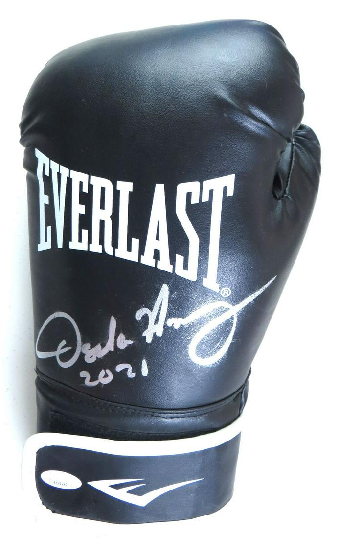 Oscar De La Hoya Signed Autographed Boxing Glove Left Hand "2021" JSA: Oscar De La Hoya Signed Autographed Boxing Glove Left Hand "2021" JSA Sport: Boxing Product: Glove Original/Reprint: Original Player: Oscar De La Hoya Autograph Authentication: James Spence (JSA) Pre-