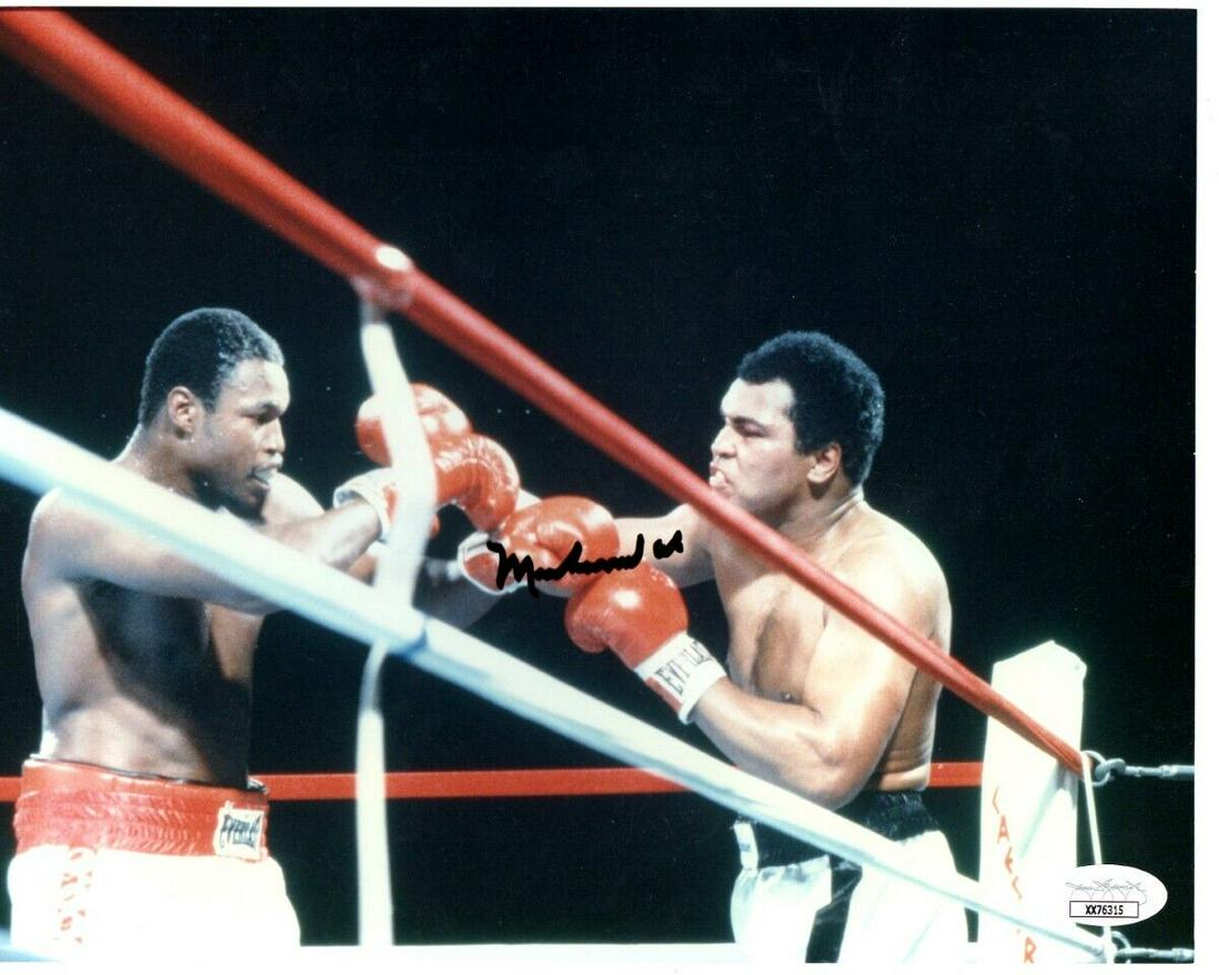 Muhammad Ali Signed Autographed 8X10 Photo Vintage Action Shot JSA: Muhammad Ali Signed Autographed 8X10 Photo Vintage Action Shot JSA Sport: Boxing Product: Photo Original/Reprint: Original Player: Muhammad Ali Autograph Authentication: James Spence (JSA) Pre-Owned P