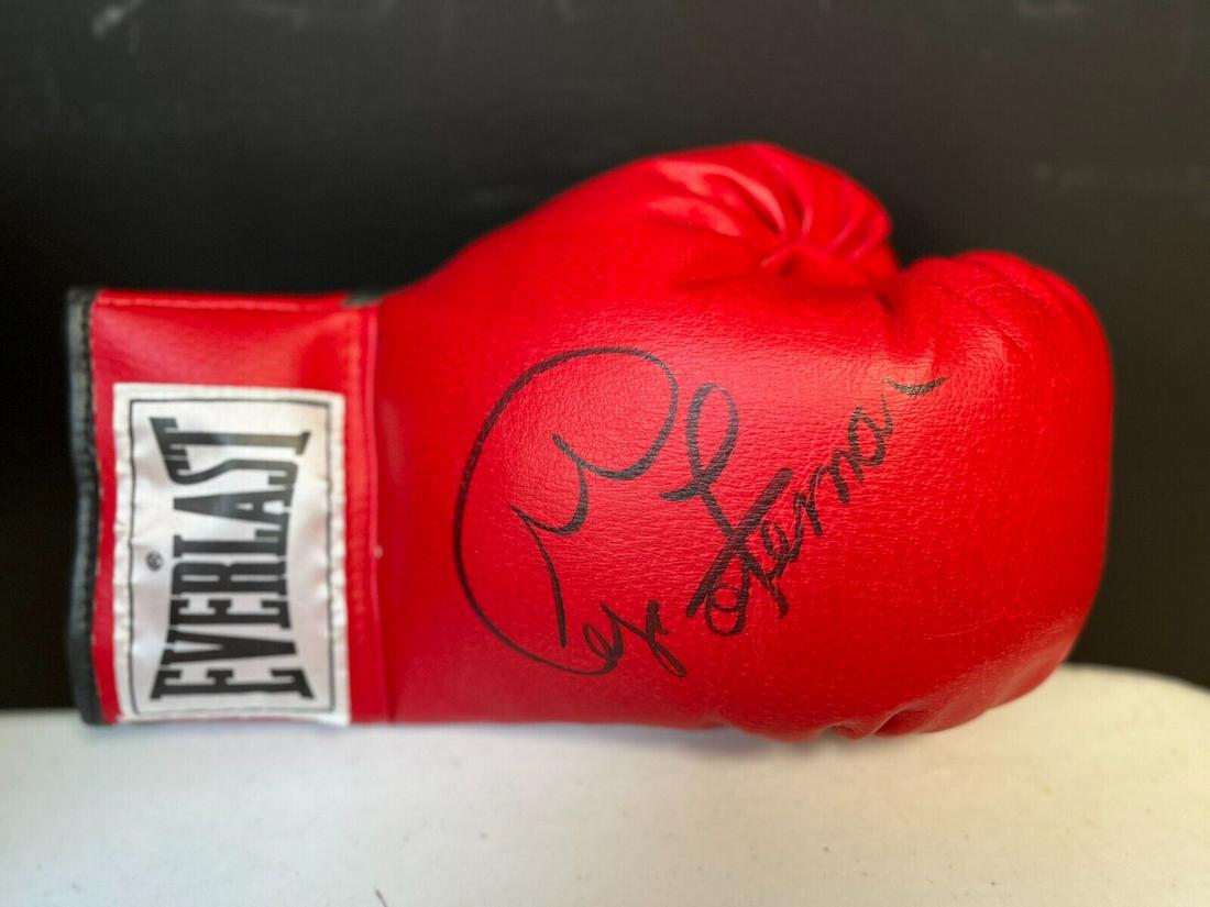 GEORGE FORMAN (Heavyweight Champion) signed Everlast Boxing Glove-JSA Letter: GEORGE FORMAN (Heavyweight Champion) signed Everlast Boxing Glove-JSA Letter Sport: Boxing Player: George Foreman Signed: Yes Original/Reprint: Original Autograph Authentication: James Spence Authenti