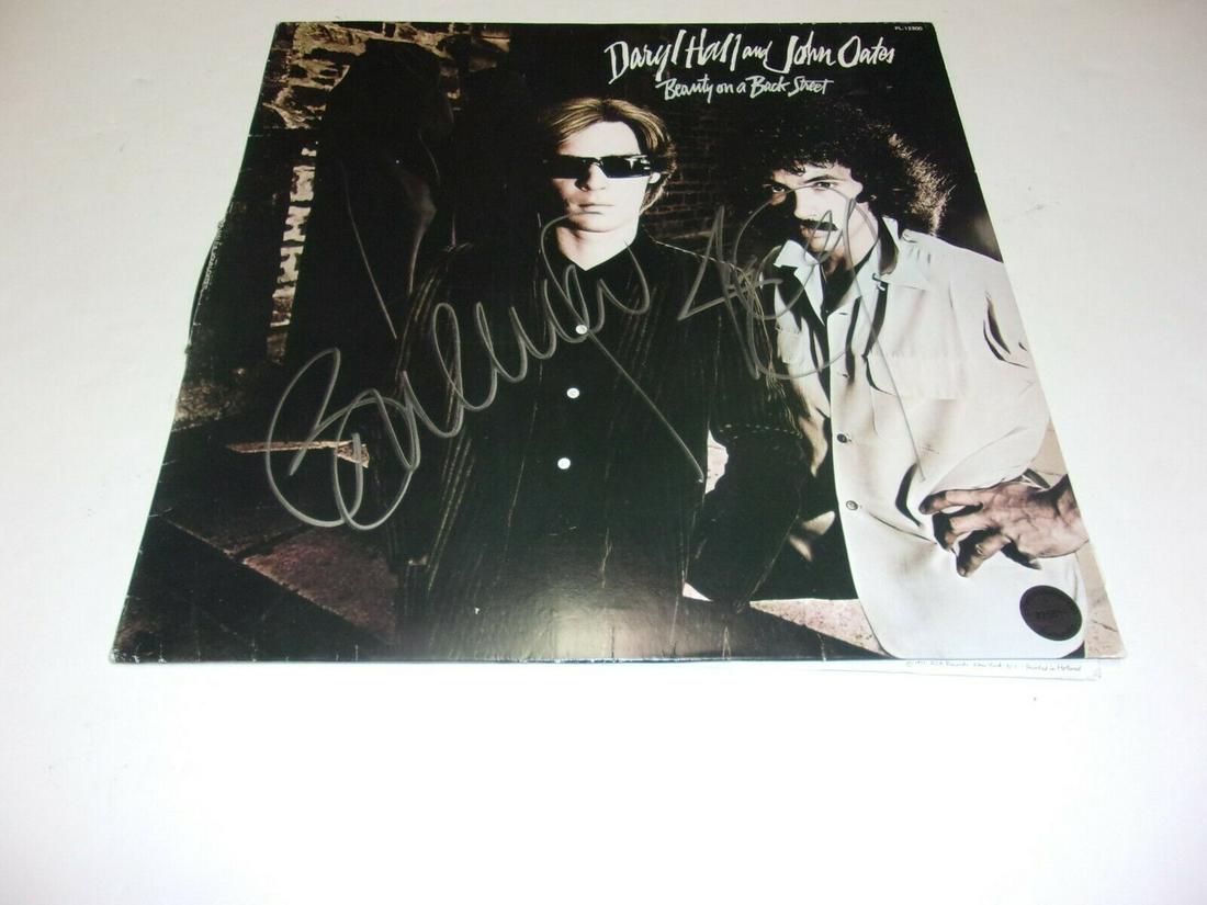 DARYL HALL AND JOHN OATES BEAUTY ON A BACK ST. W/COA/HOLO SIGNED LP RECORD ALBUM: DARYL HALL AND JOHN OATES BEAUTY ON A BACK ST. W/COA/HOLO SIGNED LP RECORD ALBUM Original/Reproduction: Original Object Type: Record Industry: Music Pre-Owned PLEASE NOTE: Framed Large or heavy Items 