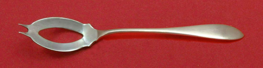 Puritan By Wallace Sterling Silver Olive Spoon 5 1/8" Custom Made: Puritan By Wallace Sterling Silver Olive Spoon 5 1/8" Custom Made Puritan by wallace sterling silver custom made ideal olive spoon 5 1/8" in the pattern puritan by wallace. It is not monogrammed and i