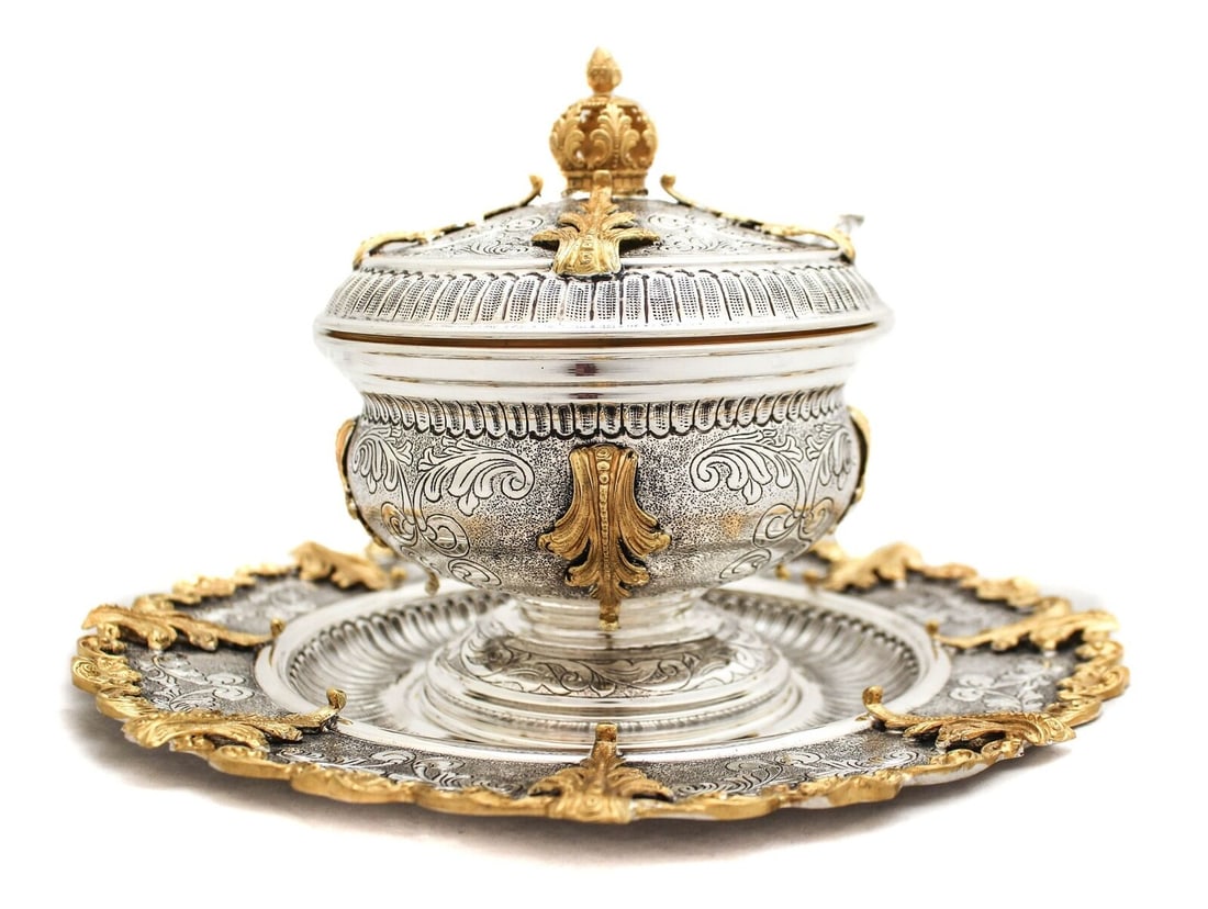 FINE 925 STERLING SILVER & GILDED CHASED FLUTED LEAF APPLIQUE HONEY DISH & TRAY: FINE 925 STERLING SILVER & GILDED CHASED FLUTED LEAF APPLIQUE HONEY DISH & TRAY Composition: Sterling Silver Maker: Made in Turkey Fine 925 Sterling Silver & Gilded Dish & Tray. Featuring handmade cha