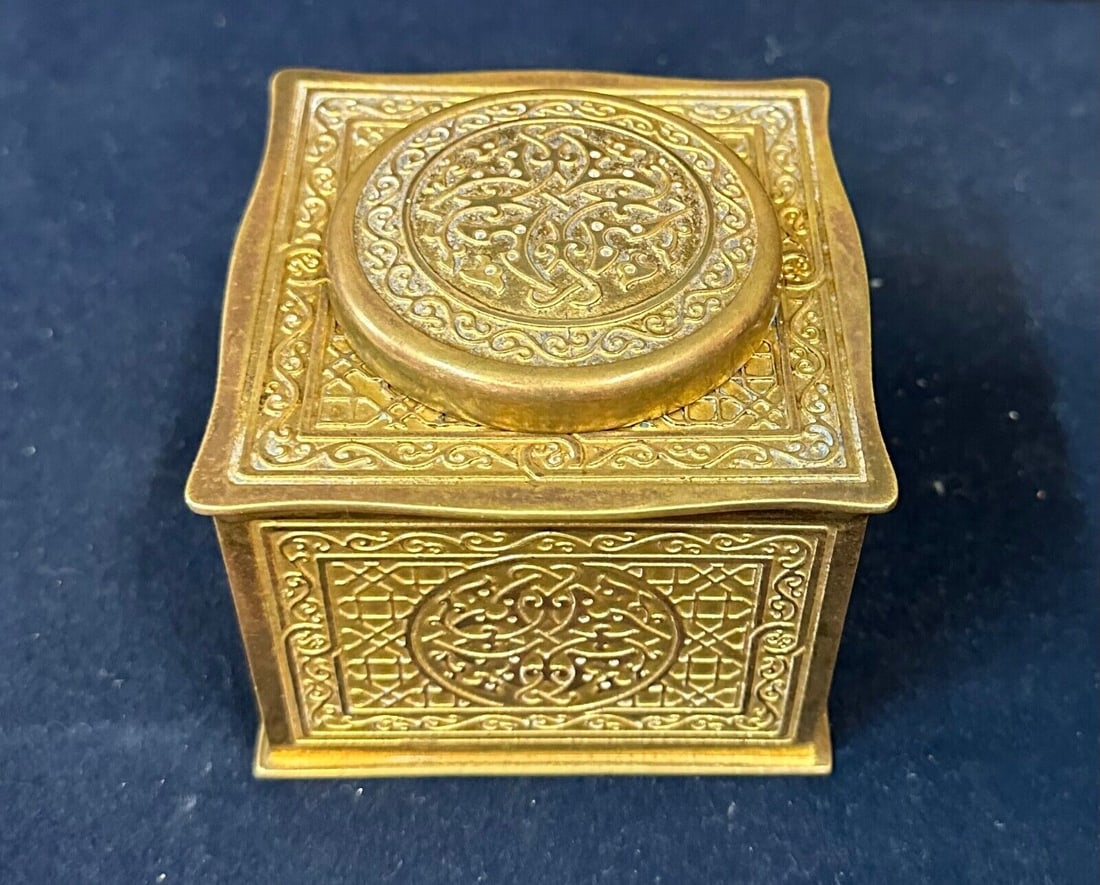 Tiffany Studios RARE Medallion Pattern Inkwell: Tiffany Studios RARE Medallion Pattern Inkwell Country/Region Of Origin: United States Color: Gold Style: Art Nouveau Original/Reproduction: Original Material: Bronze Maker: Tiffany Studios Age: 1920 