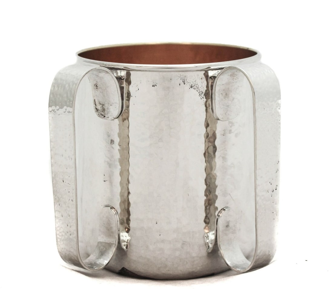 ITALIAN 925 STERLING SILVER HANDCRAFTED SLEEK MODERN HAMMERED WASH CUP: ITALIAN 925 STERLING SILVER HANDCRAFTED SLEEK MODERN HAMMERED WASH CUP Composition: Sterling Silver Country Of Manufacturer: Made in Italy Netilat Yadayim the Jewish custom of washing hands before eat