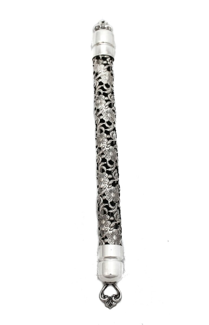 ITALIAN 925 STERLING SILVER HANDCRAFTED OPEN FLORAL LACE FILIGREE MEZUZAH: ITALIAN 925 STERLING SILVER HANDCRAFTED OPEN FLORAL LACE FILIGREE MEZUZAH Composition: Sterling Silver (.925) Maker: Made in Italy Fine Italian 925 Sterling Silver Mezuzah. Featuring handcrafted open 