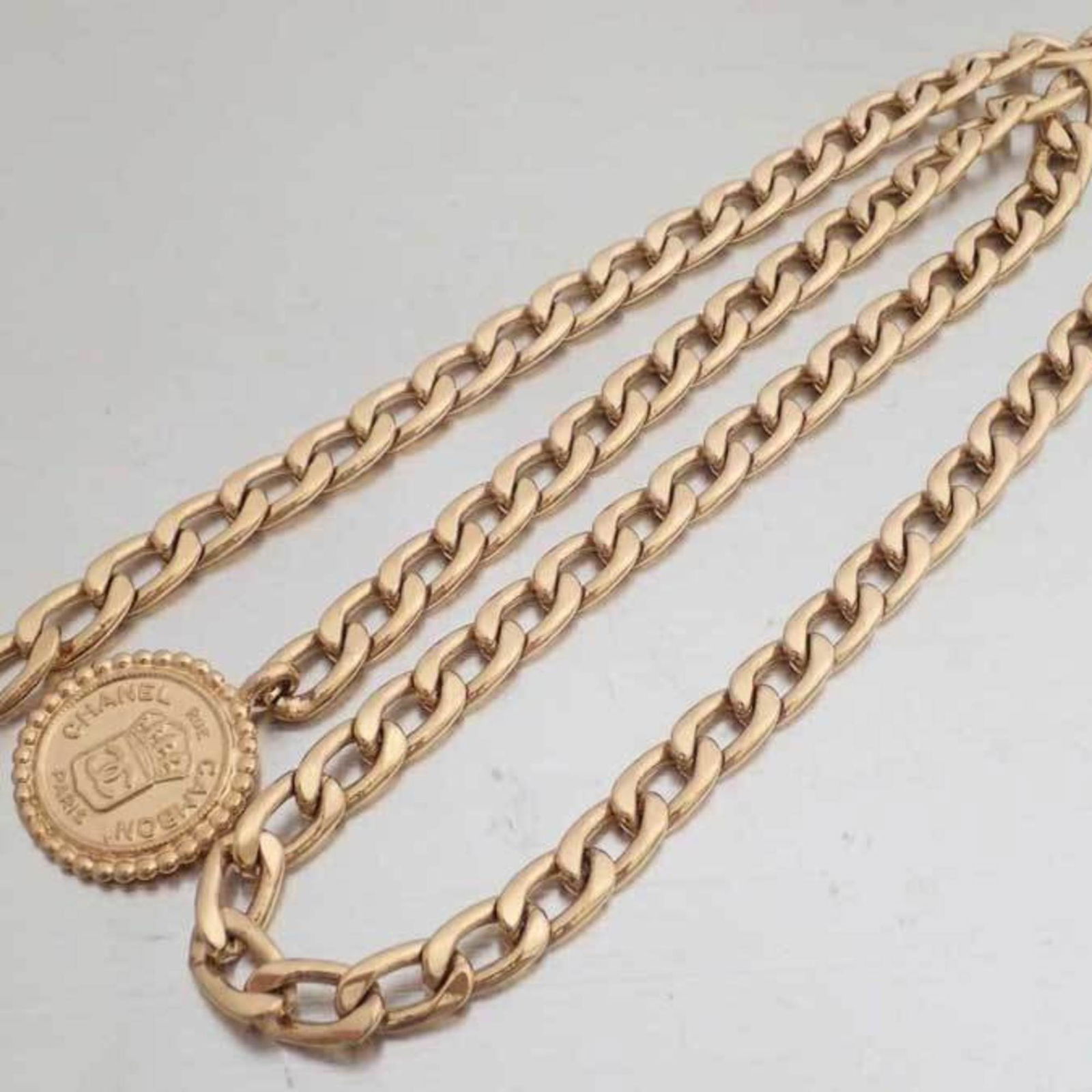 Chanel CHANEL Belt Coco Mark Gold Chain Ladies: Chanel CHANEL Belt Coco Mark Gold Chain Ladies Brand: Chanel Type: Chain belt Gender: Women Color: Gold Length: 88cm / 34.64 Condition: Used (good) Overall Scratches: Slight The Mynt Guarantee: All it