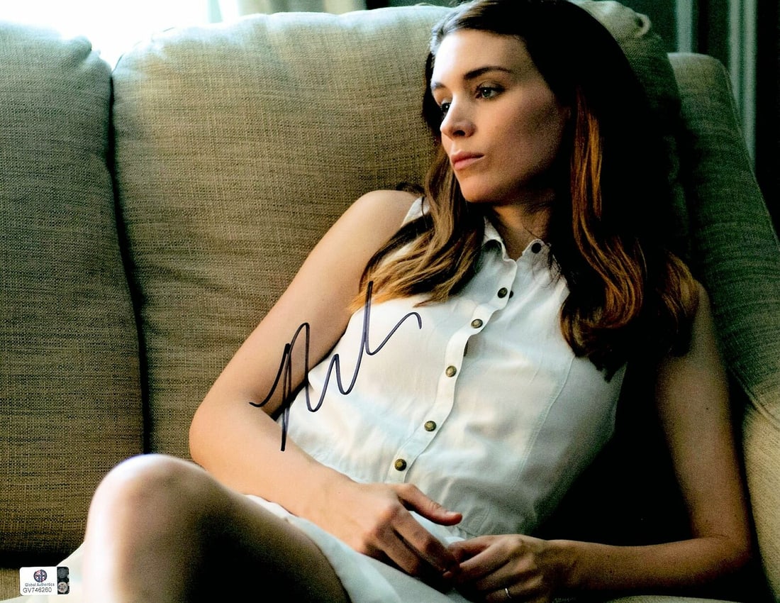 Rooney Mara Signed Autographed 11X14 Photo Sexy Serious on Couch: Rooney Mara Signed Autographed 11X14 Photo Sexy Serious on Couch Industry: Movies Object Type: Photograph Original/Reproduction: Original Signed By: Rooney Mara Autograph Authentication: Global Authen