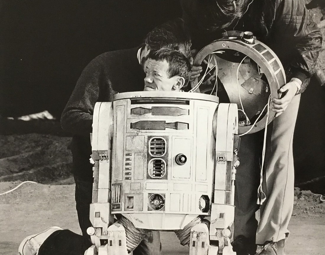 Star Wars Kenny Baker R2-D2 11 x 14 Black and White Photo: Star Wars Kenny Baker R2-D2 11 x 14 Black and White Photo Industry: Movies Size: 14 x 11 Object Type: Photograph Style: Black & White Image Size 14 x 11 Black and White Photo PLEASE NOTE: Framed Large