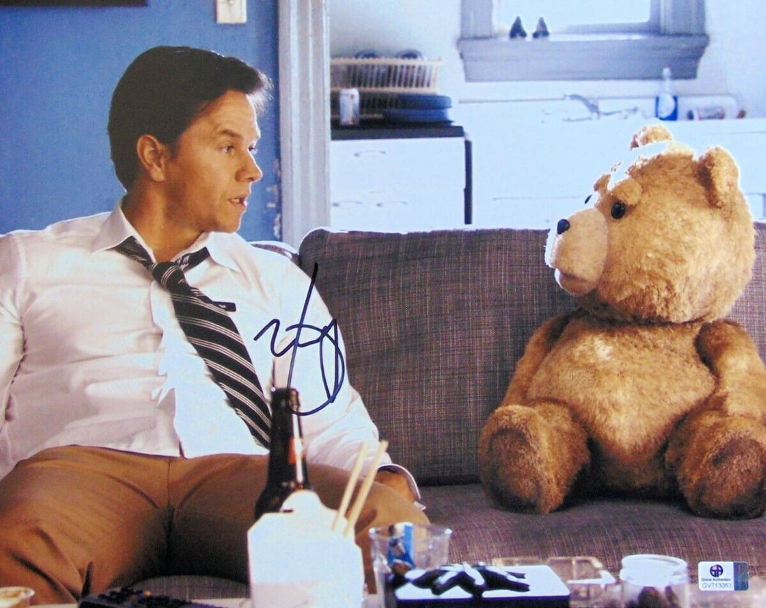 Mark Wahlberg Signed Autographed 11X14 Photo Ted Sitting on Couch Beer: Mark Wahlberg Signed Autographed 11X14 Photo Ted Sitting on Couch Beer Industry: Movies Object Type: Photograph Original/Reproduction: Original Signed By: Mark Wahlberg Autograph Authentication: Globa