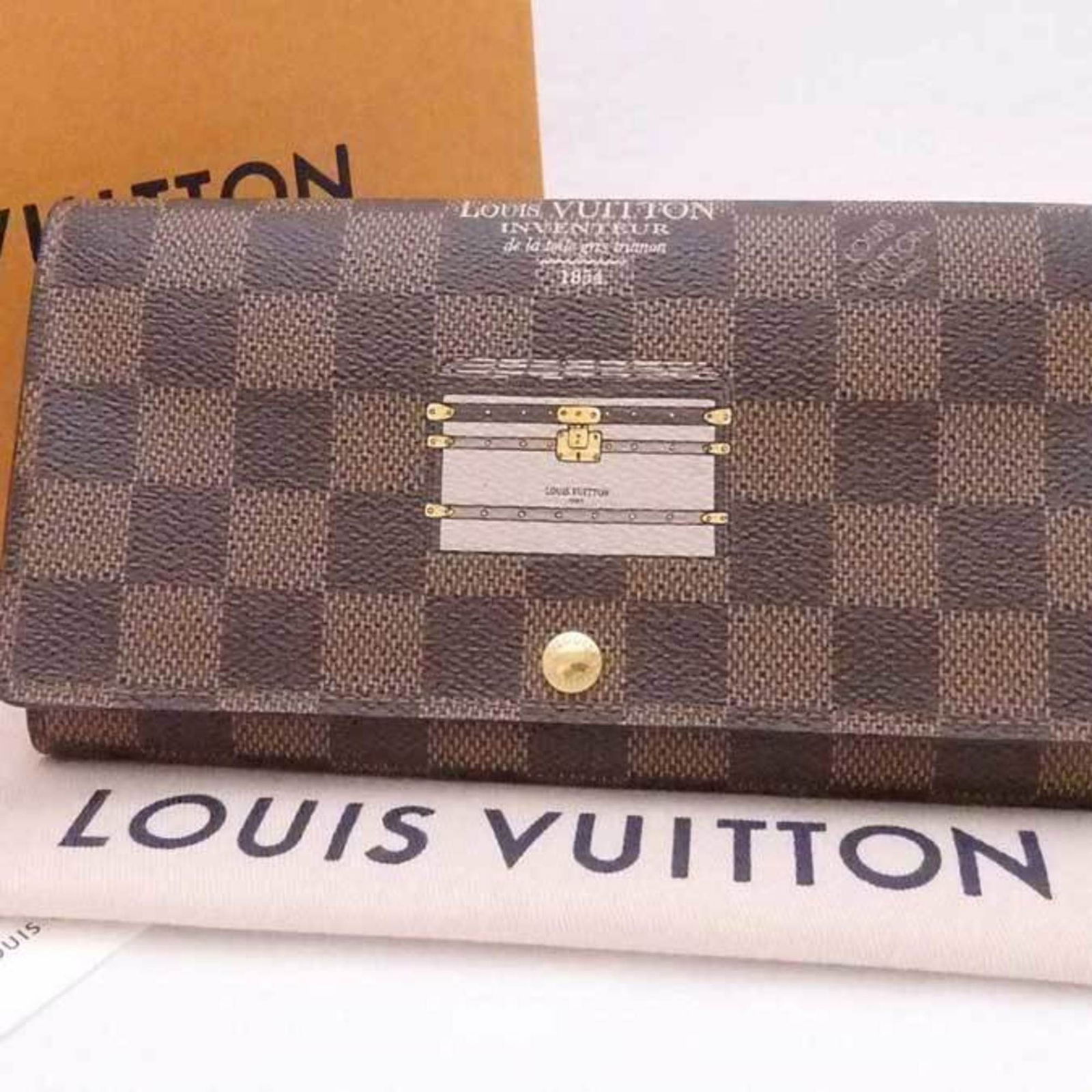 Louis Vuitton LOUIS VUITTON Bifold Long Wallet Damier Trunk Portefeuille Sarah Canvas Brown x Beige: Louis Vuitton LOUIS VUITTON Bifold Long Wallet Damier Trunk Portefeuille Sarah Canvas Brown x Beige Unisex N63179 Brand: Louis Vuitton Line: Damier Country of Origin: Spain Type: Long wallet (bi-fold)