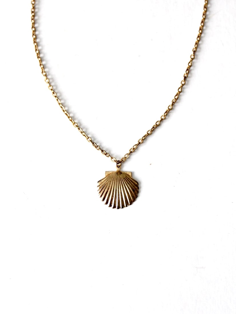 Vintage Seashell Pendant Necklace: Vintage Seashell Pendant Necklace This is a vintage seashell pendant necklace. The gold tone chain necklace features a gold tone bivalve shell shaped pendant charm. Length 18 inch 45.7 cm Pendant 7/8 