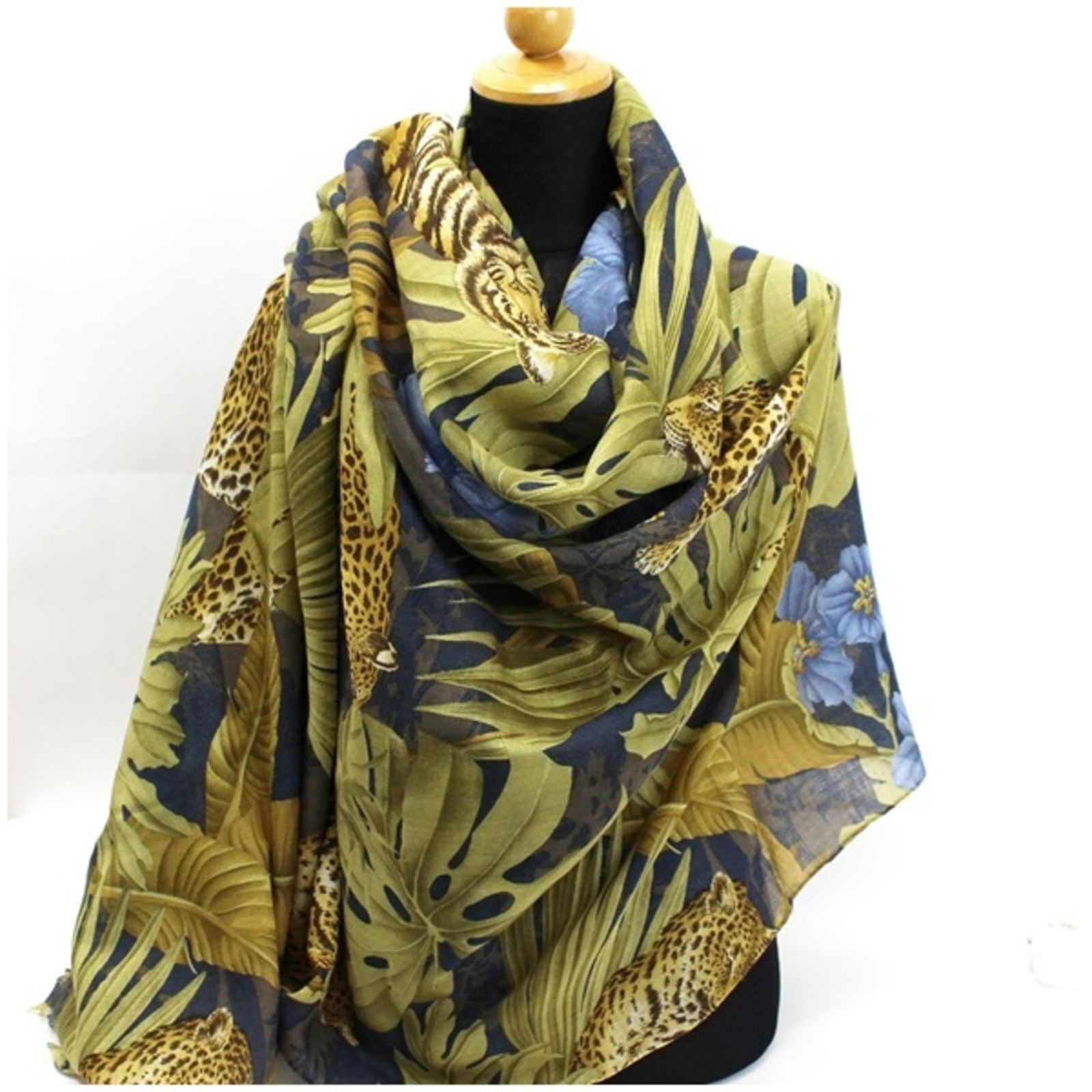 Salvatore Ferragamo stole shawl leopard print silk x wool cashmere SALVATORE FERRAGAMO ladies: Salvatore Ferragamo stole shawl leopard print silk x wool cashmere SALVATORE FERRAGAMO ladies Brand: Salvatore Ferragamo Type: Stole Gender: Women Color: Brown Material: Wool35% Silk35% Cashmere30% Wo