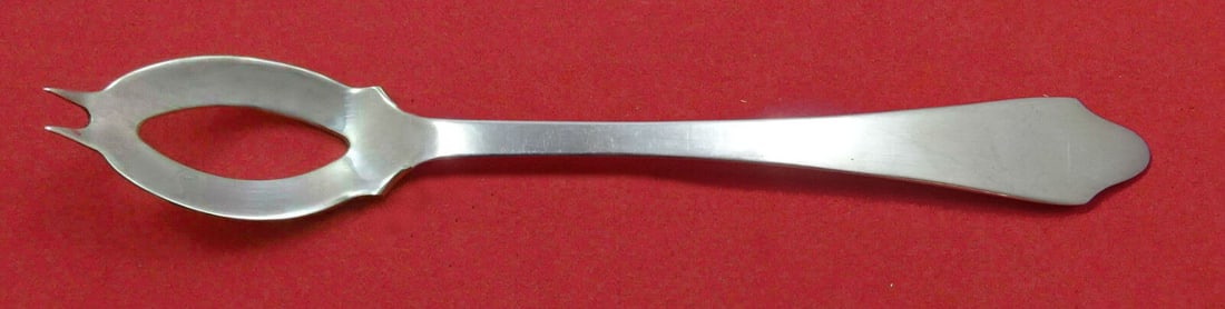 Clinton by Tiffany and Co Sterling Silver Olive Spoon Ideal 5 3/4" Custom Made: Clinton by Tiffany and Co Sterling Silver Olive Spoon Ideal 5 3/4" Custom Made Age: Post-1940 Type: Serving Spoon Pattern: Clinton Composition: Sterling Silver Maker: Tiffany & Co. Featured Refinement