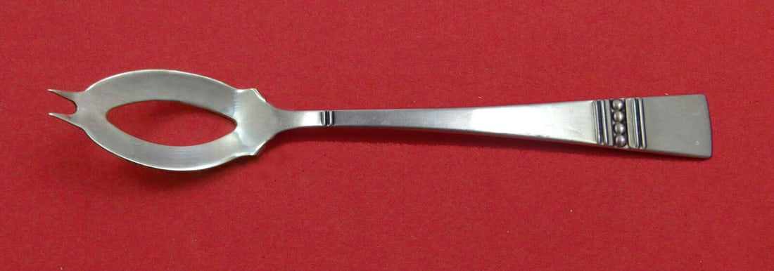 Diadem by Reed and Barton Sterling Silver Olive Spoon Ideal 5 3/4" Custom: Diadem by Reed and Barton Sterling Silver Olive Spoon Ideal 5 3/4" Custom Type: Serving Spoon Composition: Sterling Silver Maker: Reed & Barton Pattern: Diadem Age: Post-1940 Featured Refinements: Ste