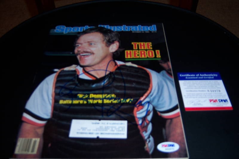 RICK DEMPSEY ORIOLES PSADNA SIGNED SPORTS ILLUSTRATED: RICK DEMPSEY ORIOLES PSADNA SIGNED SPORTS ILLUSTRATED Sport: Baseball-MLB Product: Magazine Original/Reprint: Original Pre-Owned While the lot images are representative of the item, the size, placemen