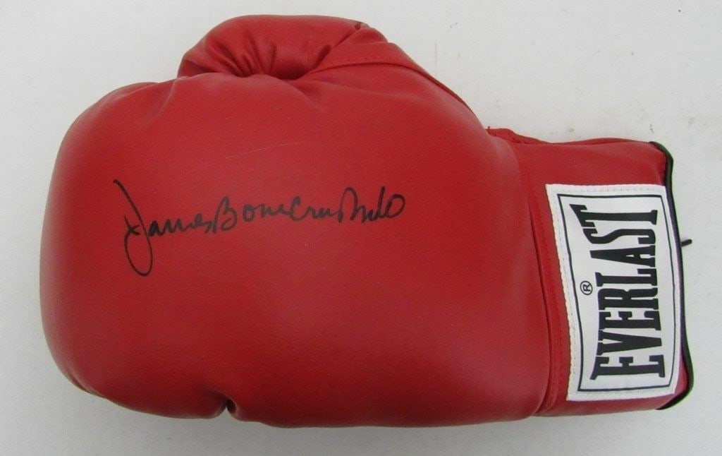 James Smith "Bone Crusher" Signed Everlast Boxing Glove JSA 134531: James Smith "Bone Crusher" Signed Everlast Boxing Glove JSA 134531 Sport: Boxing Product: Glove Original/Reprint: Original Autograph Authentication: JSA Pre-Owned While the lot images are representati
