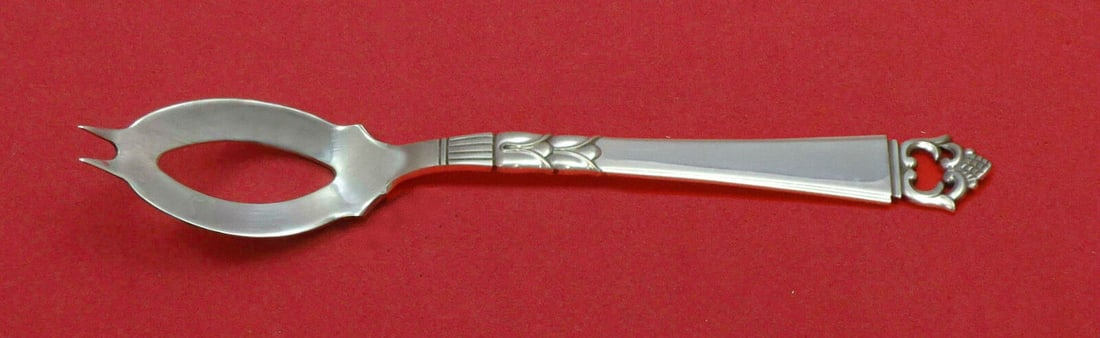 Danish Crown by Frigast Sterling Silver Olive Spoon Ideal 5 3/8" Custom Made: Danish Crown by Frigast Sterling Silver Olive Spoon Ideal 5 3/8" Custom Made Age: Post-1940 Type: Serving Spoon Composition: Sterling Silver Maker: Frigast Pattern: Danish Crown Featured Refinements: