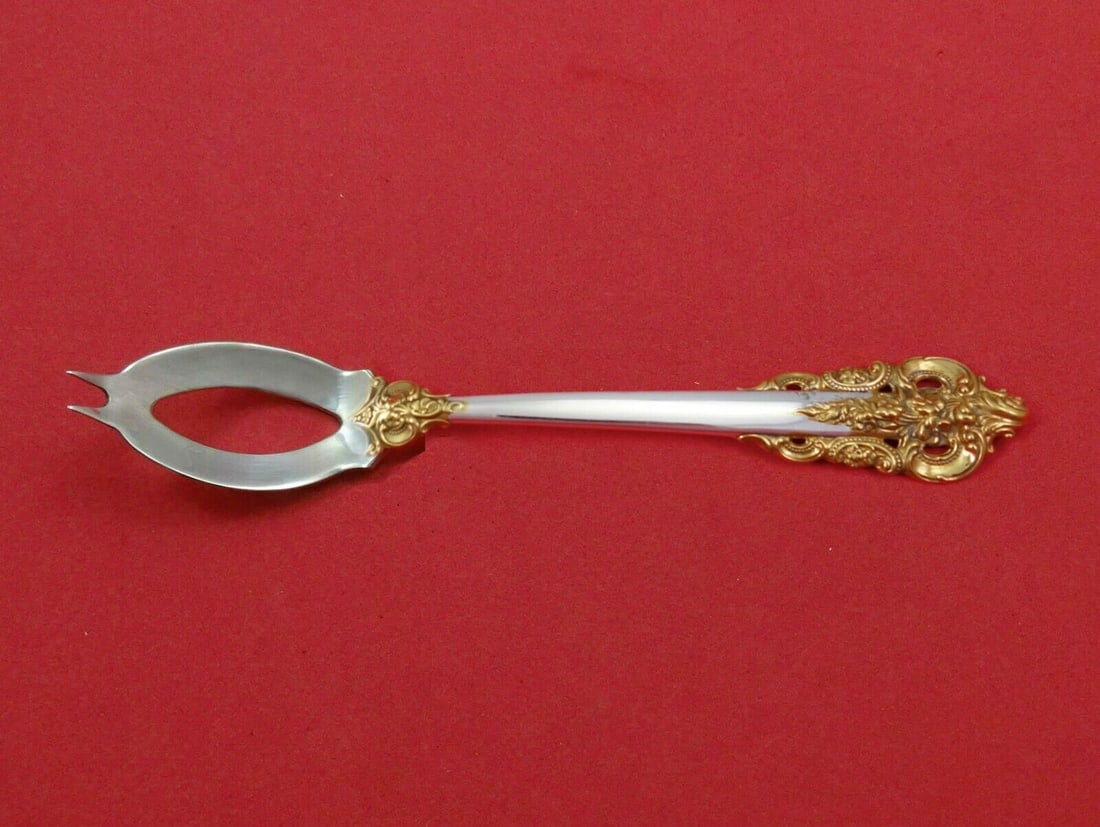 Grande Baroque Gold Accents by Wallace Sterling Silver Olive Spoon Ideal Custom: Grande Baroque Gold Accents by Wallace Sterling Silver Olive Spoon Ideal Custom Maker: Wallace Age: Post-1940 Pattern: Grande Baroque Gold Accents Type: Spoon Composition: Sterling Silver Grande baroq