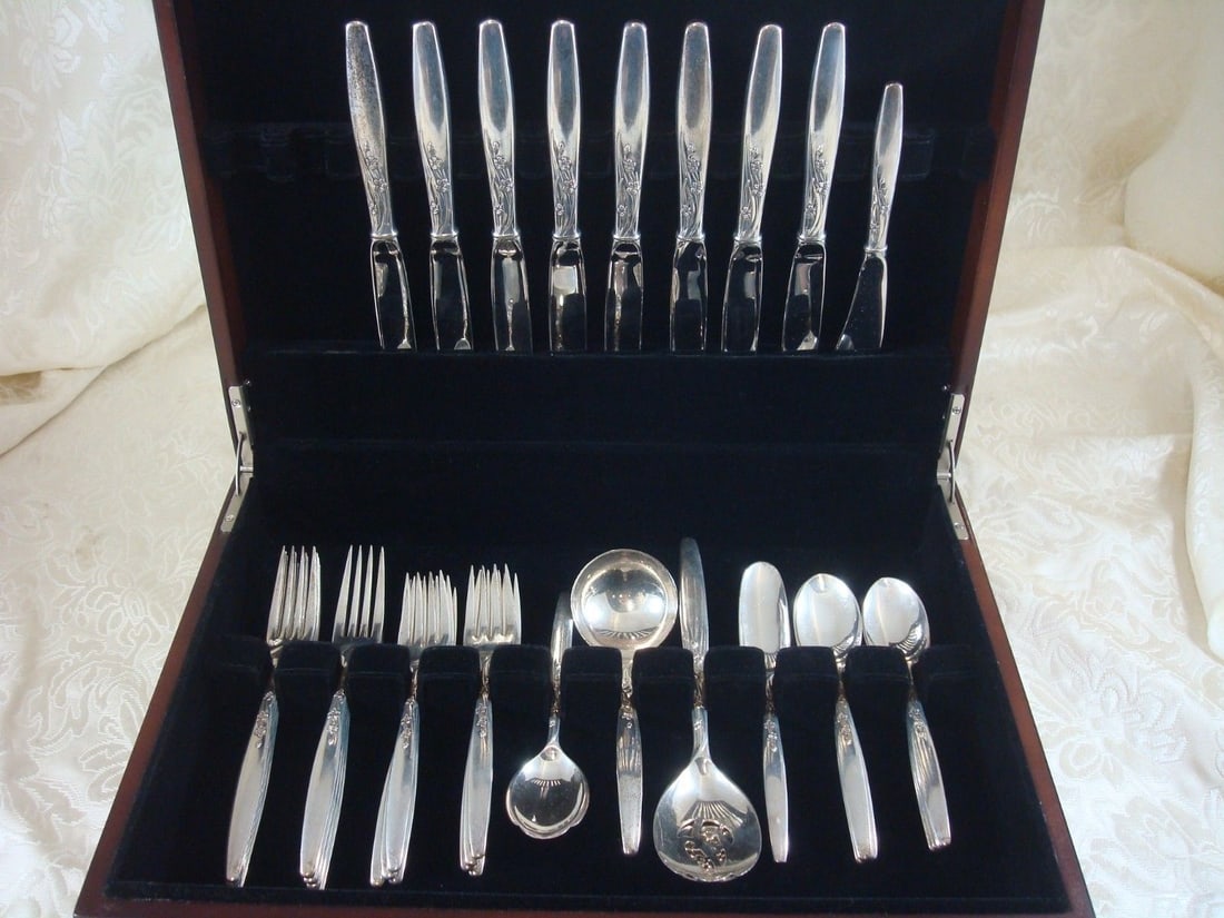 Summer Song by Lunt Sterling Silver Flatware Set for 8 Service 38 Pieces: Summer Song by Lunt Sterling Silver Flatware Set for 8 Service 38 Pieces Age: Post-1940 Pattern: Summer Song Type: Flatware - Sets Composition: Sterling Silver Maker: Lunt Summer song by lunt sterling